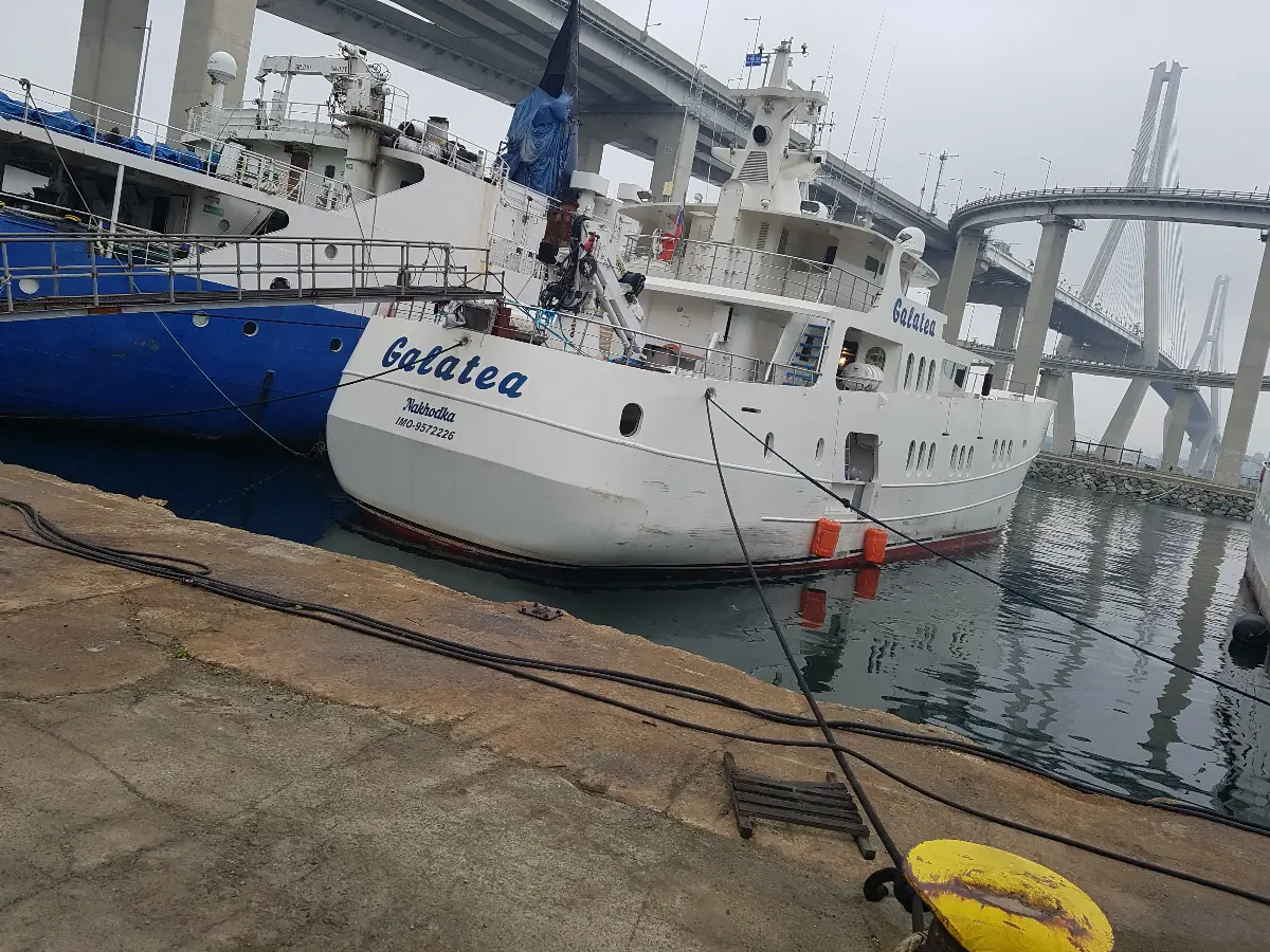 부두에 정박한 요트 부산 영도 월풀욕조 배관 작업 현장