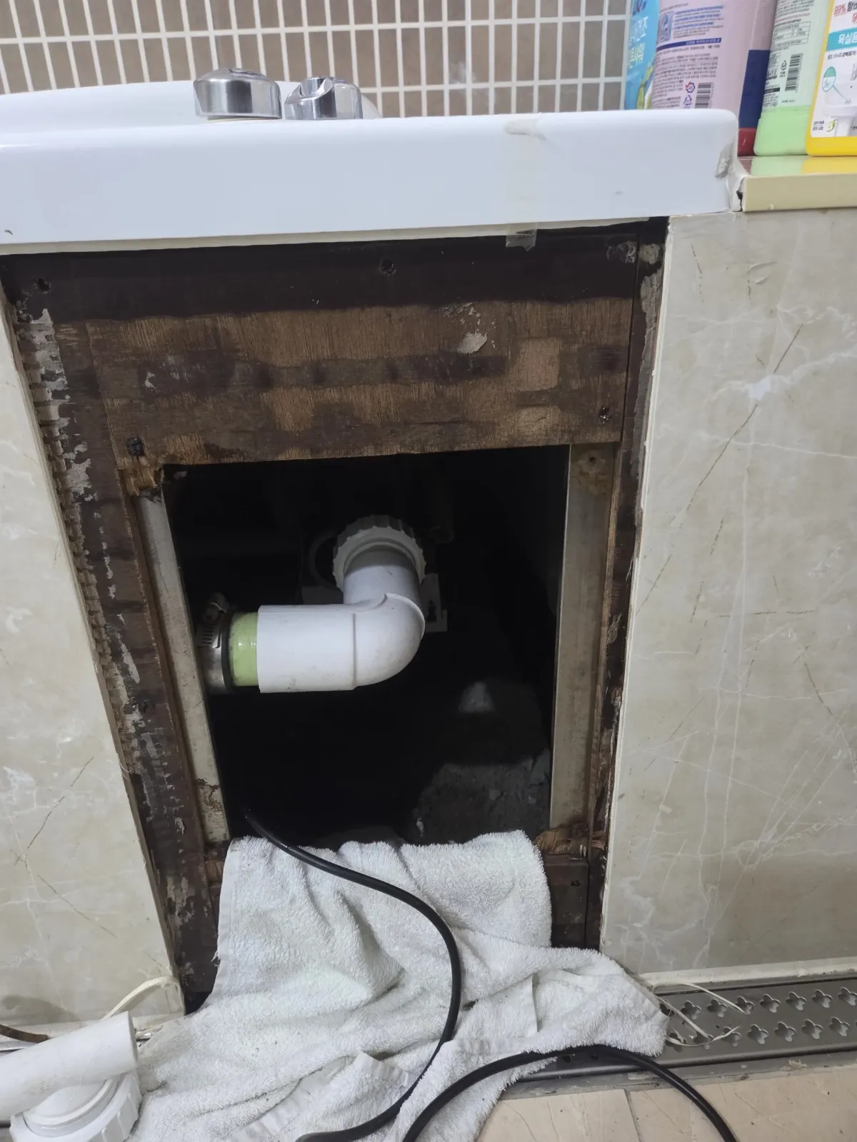 재설치한 모터가 보이는 점검구 경남 진주 현대성우트리펠리스 작업 후