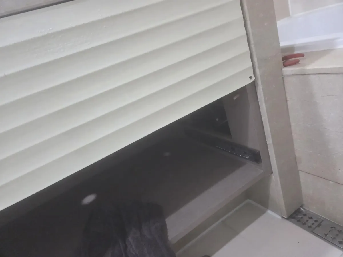 욕조 앞면 덮개와 점검 공간 요트 월풀욕조 점검 중